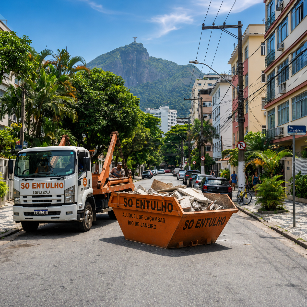 Caçamba de entulho laranja posicionada em uma rua do Rio de Janeiro ao lado de caminhão de entrega